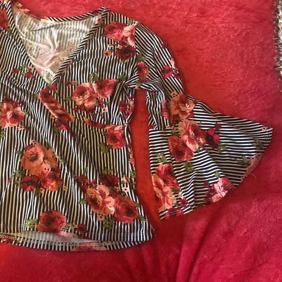 Blouse with stripe print and flowers - Picture 4 of 4